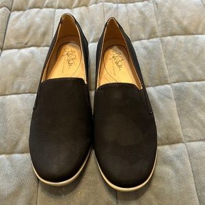 Women’s size 6 1/2 black Lifestride soft system active arch slip Ons